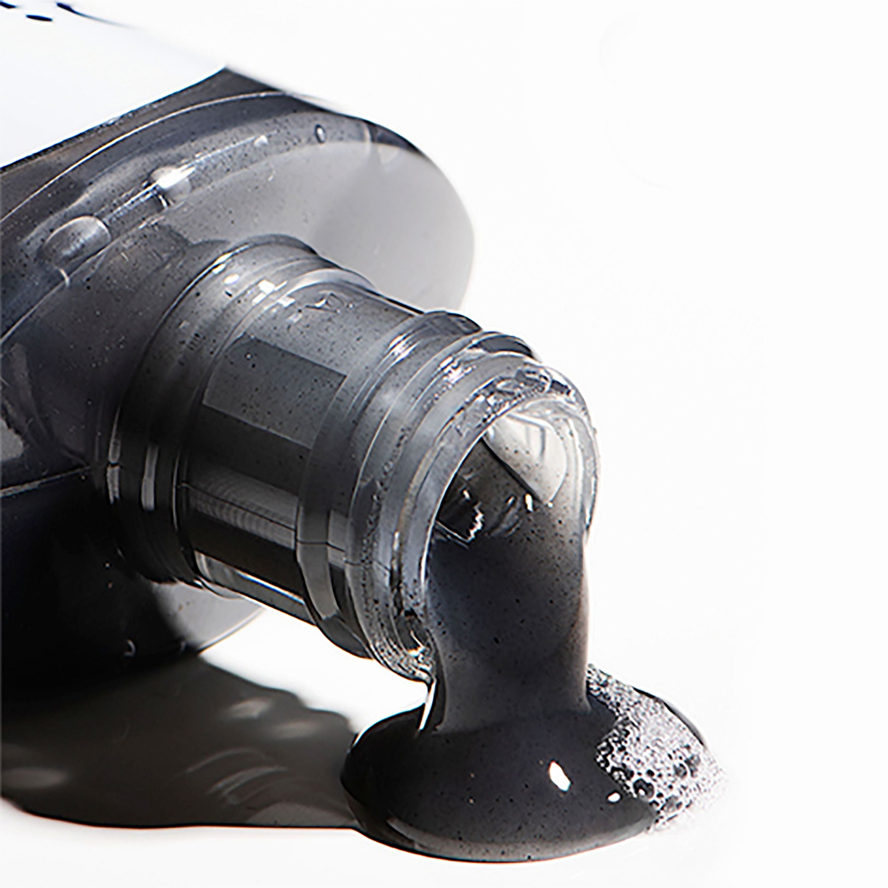 English: The cleanser liquid is charcoal in colour. Français: Le liquide nettoyant est de couleur charbon.
