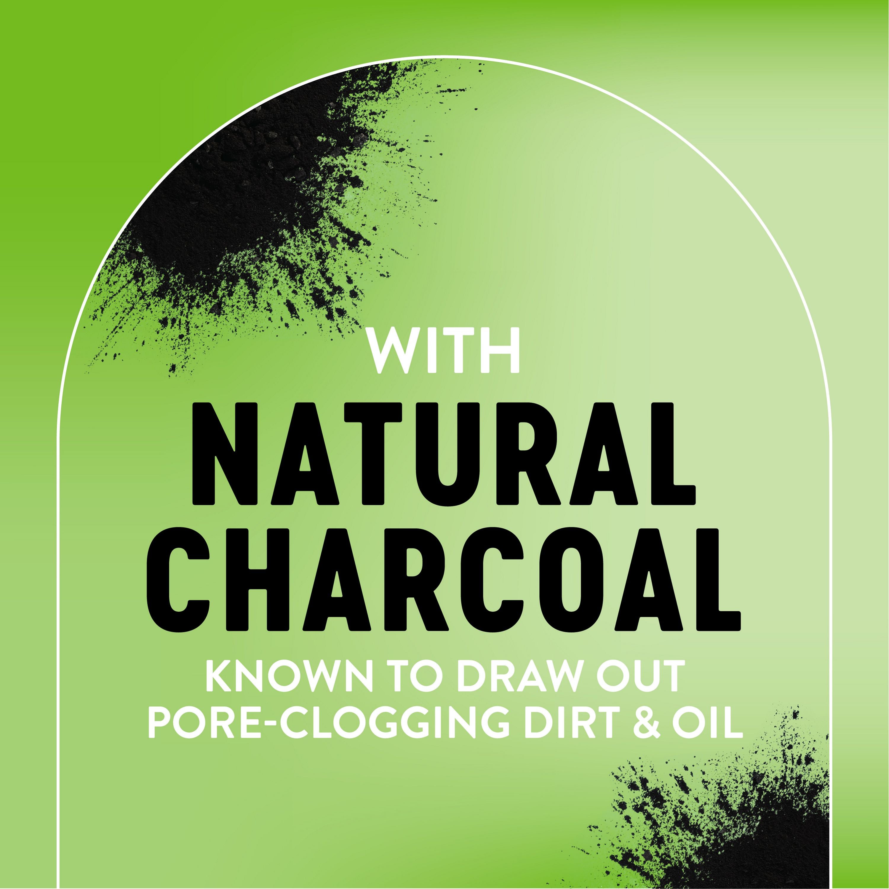 English: With natural charcoal known to draw out pore-clogging dirt & oil Français: Avec du charbon naturel reconnu pour sa capacité à déloger les saletés et le sébum qui obstruent les pores