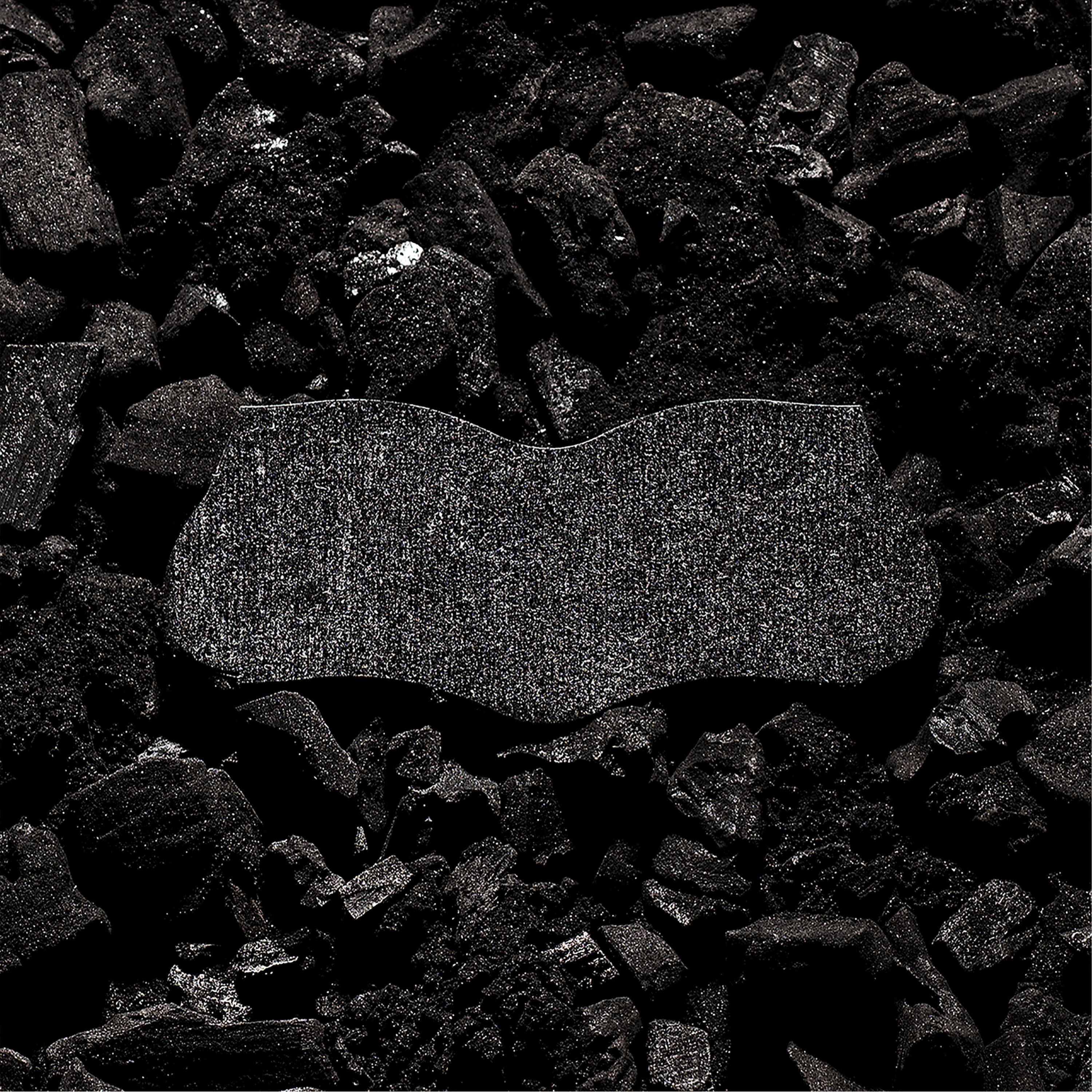 English: The charcoal pore strips are black in colour. Français: Les bandes au charbon pour les pores sont de couleur noire.