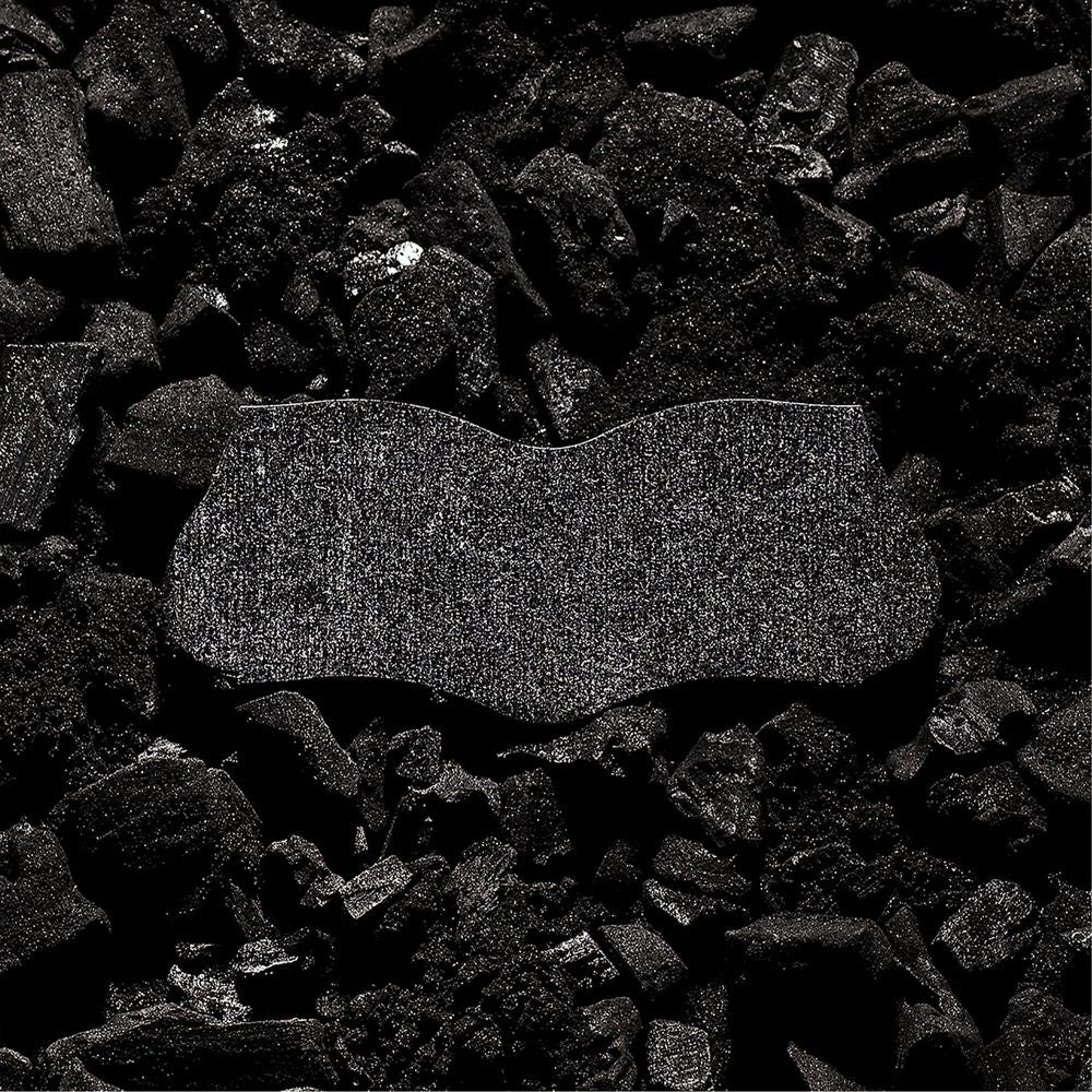 English: The Deep Cleansing Charcoal Pore Strip are charcoal in color. Français: Les bandes de nettoyage en profondeur au charbon pour les pores sont de couleur charbon.