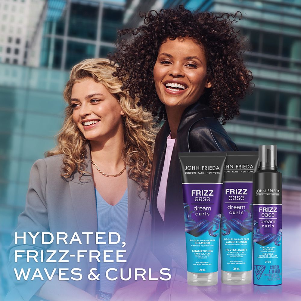 English: Hydrated frizz-free waves & curls Français: Des boucles et des ondulations hydratées et sans frisottis